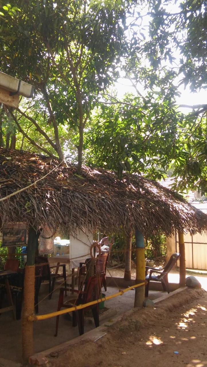 Thevindu Guest & Redmud Resturent Banduramulla Exterior photo