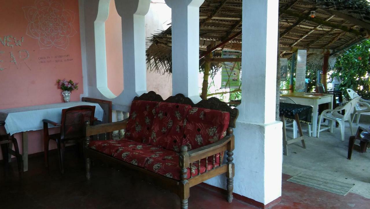 Thevindu Guest & Redmud Resturent Banduramulla Exterior photo
